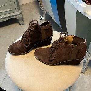 Women’s 8.5 Brown suede wedge booties